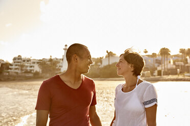 Spain, Canary Islands, Gran Canaria, couple in love face to face on the beach - PACF00003