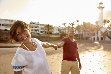 Spanien, Kanarische Inseln, Gran Canaria, Porträt einer glücklichen Frau mit Hand am Strand - PACF00004