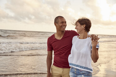 Couple in love face to face on the beach - PACF00007