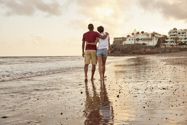 Spanien, Kanarische Inseln, Gran Canaria, Rückenansicht eines verliebten Paares beim Spaziergang am Strand - PACF00011