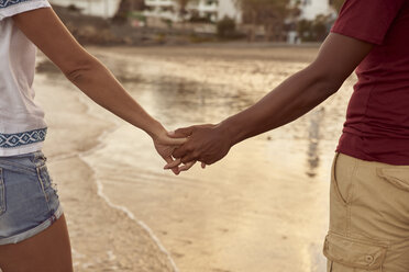 Couple in love holding hands on the beach on the beach, close-up - PACF00012