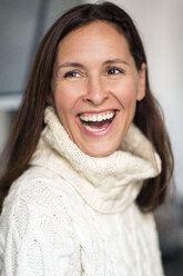Porträt einer lachenden reifen Frau mit weißem Strickpullover - DMOF00006