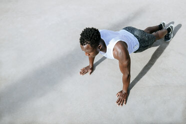 Man doing push-ups - KIJF01577