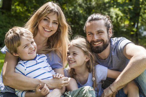 Porträt einer glücklichen Familie im Freien - TCF05440