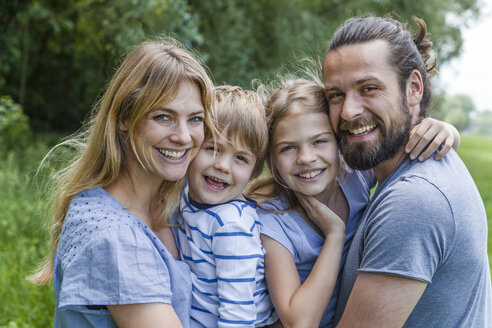 Porträt einer glücklichen Familie im Freien - TCF05445