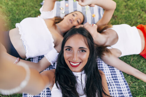 Selfie von Freunden in einem Park auf einer Decke liegend - JPF00223