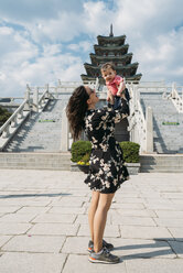 Südkorea, Seoul, Frau hält ein kleines Mädchen vor dem Nationalen Volkskundemuseum von Korea im Gyeongbokgung-Palast - GEMF01689