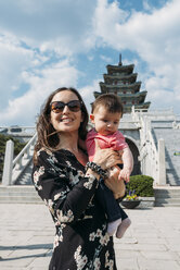 Südkorea, Seoul, Frau hält ein kleines Mädchen vor dem Nationalen Volkskundemuseum von Korea im Gyeongbokgung-Palast - GEMF01691