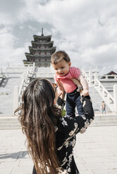 Südkorea, Seoul, Frau hält ein kleines Mädchen vor dem Nationalen Volkskundemuseum von Korea im Gyeongbokgung-Palast - GEMF01692