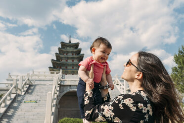 Südkorea, Seoul, glückliche Frau mit einem kleinen Mädchen vor dem Nationalen Volkskundemuseum von Korea, im Gyeongbokgung-Palast - GEMF01693