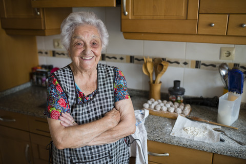 Porträt einer glücklichen älteren Frau in der Küche, lizenzfreies Stockfoto