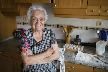 Porträt einer glücklichen älteren Frau in der Küche - RAEF01891