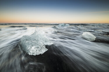 Island, Eisbrocken am Strand von Jokulsarlon - RAEF01895