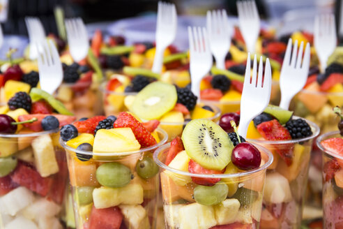 Plastikbecher mit Obstsalat auf dem Straßenmarkt - ABZF02097