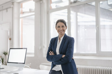 Portrait of smiling businesswoman in an office - JOSF01157