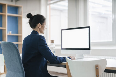 Woman working at desk in a loft - JOSF01199