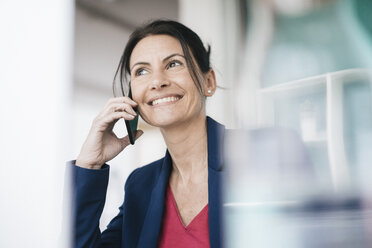 Porträt einer lächelnden Geschäftsfrau am Telefon - JOSF01204