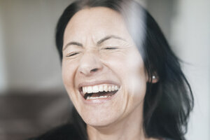 Porträt einer lachenden Frau mit geschlossenen Augen - JOSF01230