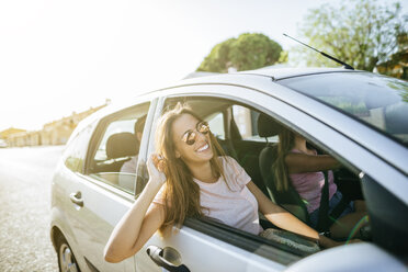 Glückliche Freunde im Auto von außen gesehen - KIJF01593