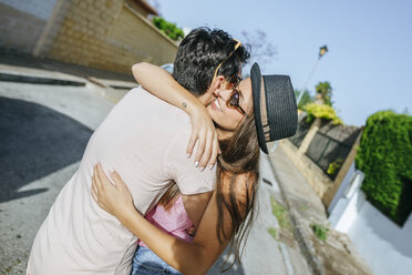 Couple embracing on the street - KIJF01598