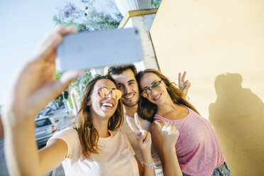 Freunde machen ein Selfie mit Smartphone auf der Straße - KIJF01609