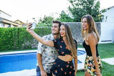 Freunde machen ein Selfie am Pool - KIJF01630
