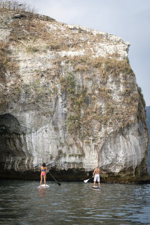 Mexiko, Banderas Bay, Los Arcos National Marine Park, Mann und Frau beim Paddeln, Erkundung von Höhlen und Felsformationen im Meer - ABAF02167