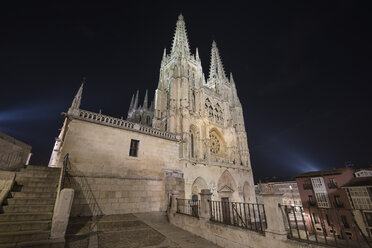 Spanien, Burgos, Burgos Kathedrale bei Nacht - DHCF00081