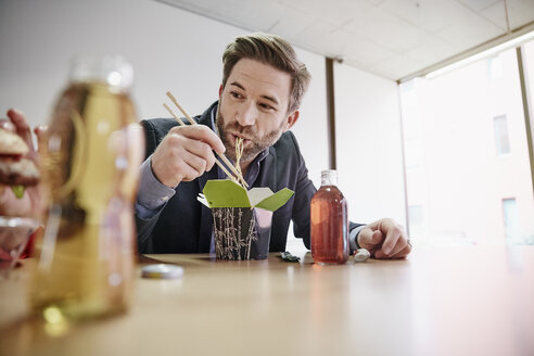 Businessman having lunch break with asian food - RHF01938