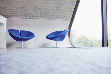 Zwei Stühle im leeren Büro im Dachgeschoss - RHF02009