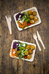 Falafel und Salat auf Einwegtellern aus Holz und Besteck - LVF06163