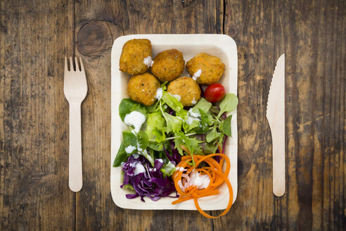 Falafel und Salat auf Einwegtellern aus Holz und Besteck - LVF06165