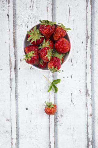 Schale mit Erdbeeren auf weißem Holz, lizenzfreies Stockfoto