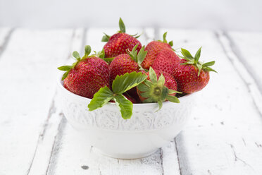 Schale mit Erdbeeren auf weißem Holz - LVF06167