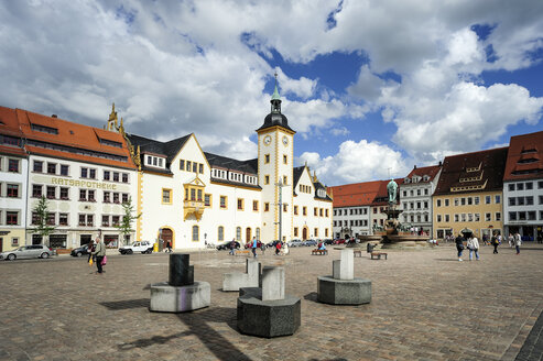 Deutschland, Freiberg, Oberer Markt mit Rathaus - BT00480