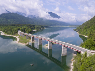 Deutschland, Bayern, Sylvensteinsperre und Brücke mit den Alpen im Hintergrund - STCF00322