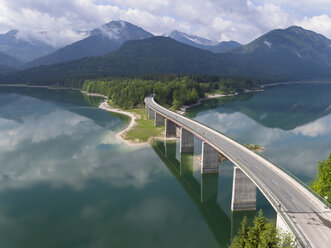 Deutschland, Bayern, Sylvensteinsperre und Brücke mit den Alpen im Hintergrund - STCF00324