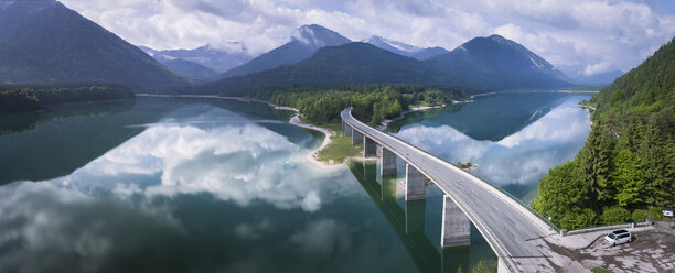 Germany, Bavaria, Sylvenstein dam and bridge with the Alps in background - STCF00325