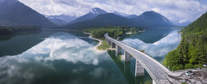 Deutschland, Bayern, Sylvensteinsperre und Brücke mit den Alpen im Hintergrund - STCF00325