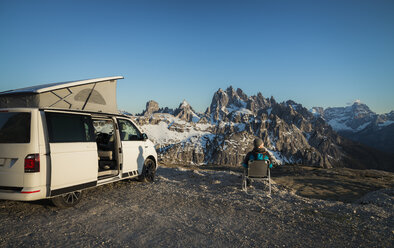 Italien, Südtirol, Dolomiten, Wohnmobil vor der Cardini-Gruppe - STCF00337