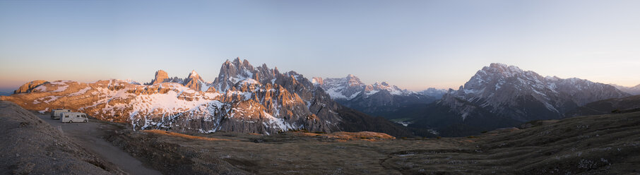 Italien, Südtirol, Dolomiten, Wohnmobil vor der Cardini-Gruppe - STCF00338