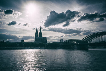 Deutschland, Köln, Kölner Dom im Gegenlicht - ELF01839