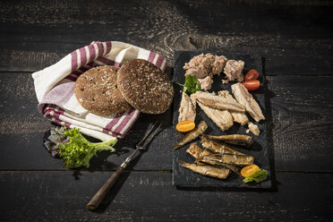 Cold fish platter with tuna, sprats and sardines - MAEF12236