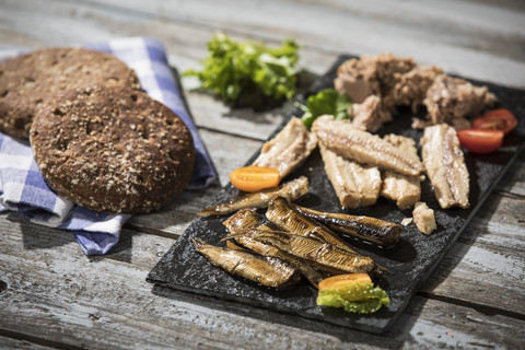 Kalte Fischplatte mit Thunfisch, Sprotten und Sardinen, lizenzfreies Stockfoto