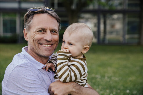 Porträt eines glücklichen Vaters mit seinem kleinen Jungen - MFF03653