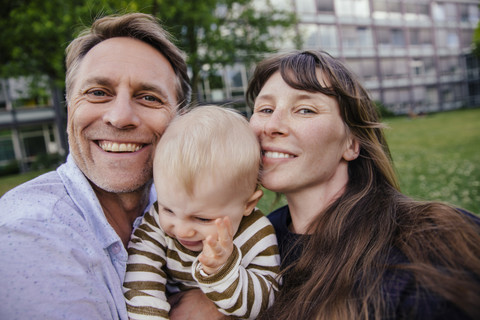Porträt von glücklichen Eltern mit einem kleinen Jungen, lizenzfreies Stockfoto