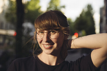 Portrait of smiling woman wearing glasses - MFF03655