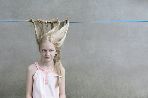 Blond girl's hair drying on clothesline - PSTF00048