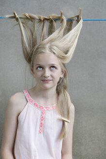 Blond girl's hair drying on clothesline - PSTF00049