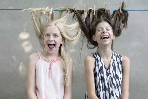 Girls hair drying on clothesline - PSTF00050